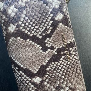 EXCELLENT condition Michael Kors wallet